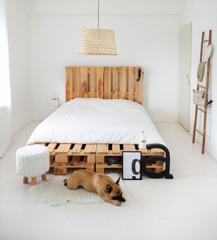 fabriquer une tete de lit en palette, chambre à coucher blanche avec meubles en bois et tapis en faux fur blanc