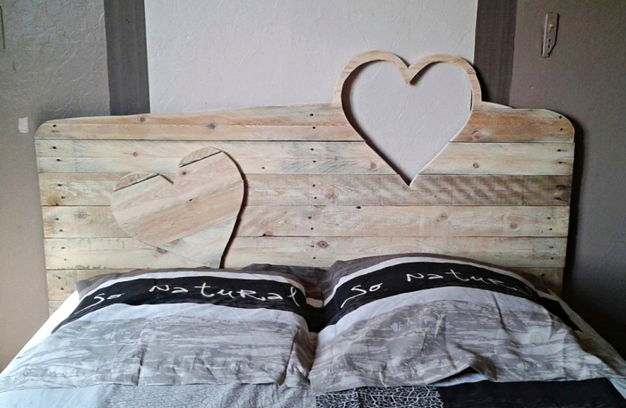 faire une tete de lit, modèle de tête de bois à design coeur à fabriquer soi même en palettes