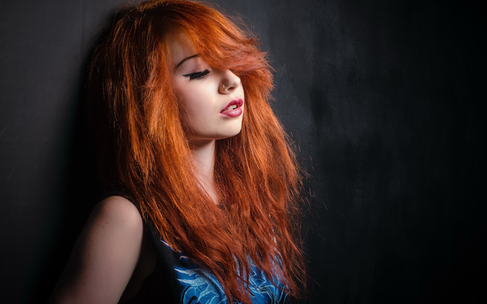 comment devenir rousse, exemple de couleur de cheveux roux foncé sur un dégradé femme long avec frange sur le front, robe bleue