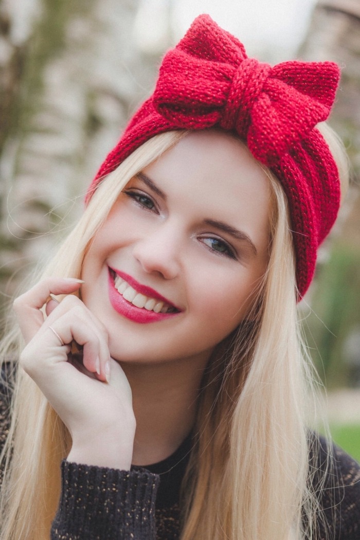 coiffure headband, cheveux blonds aux reflets dorés avec ruban en crochet rouge et rouge à lèvres rouge matte