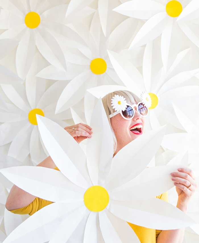exemple de tuto fleur papier, des petales blanches enormes avec un centre en cercle de papier jaune