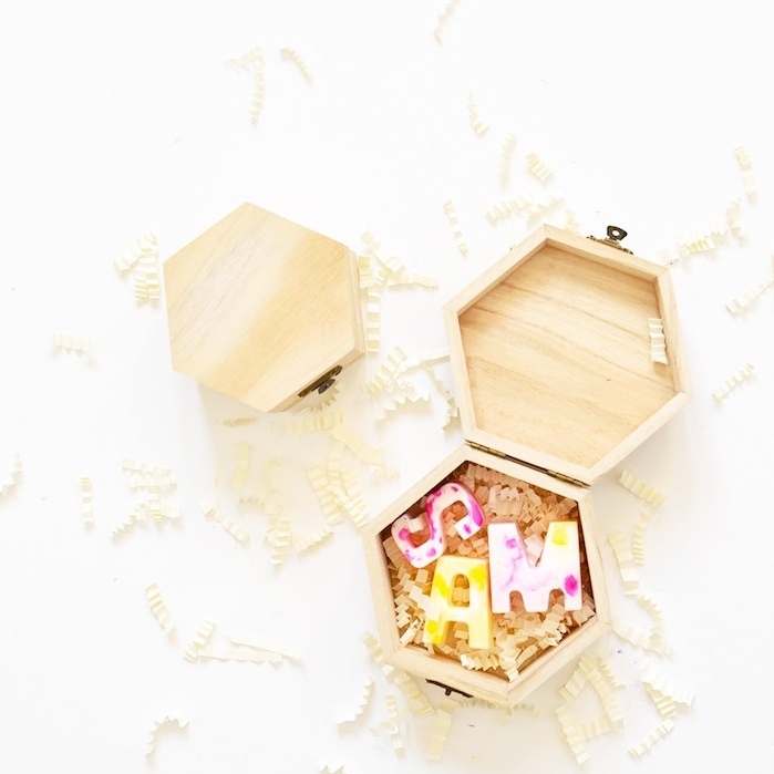boîte en bois remplie de petits savons en forme de lettres, idée cadeau pour sa meilleure amie a faire soi meme