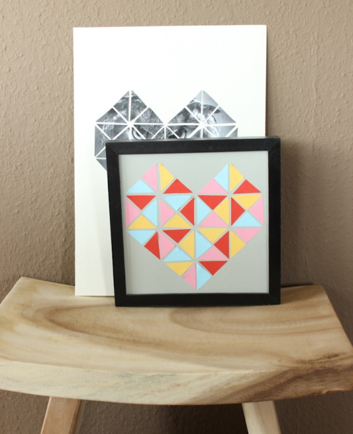 cadre décoratif avec une toile et triangles colorés en forme de coeur, idée cadeau pour sa meilleure amie a faire soi meme