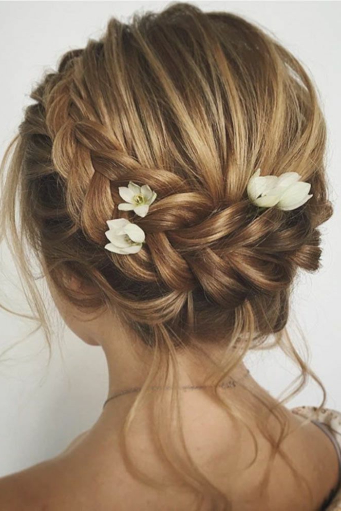 Vintage coiffure mariée avec headband coiffure mariée naturelle fleurs dans les cheveux tresse chignon