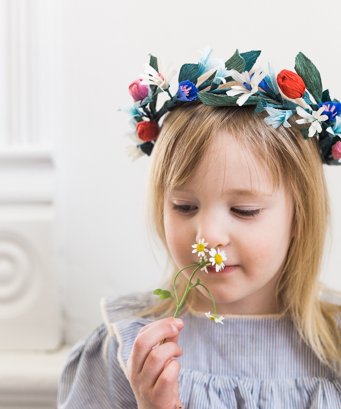 couronne de fleurs en papier, idée pour réaliser une fleur en papier crepon soi meme, accessoire cheveux petite fille, fleurs artificielles de différentes couleurs