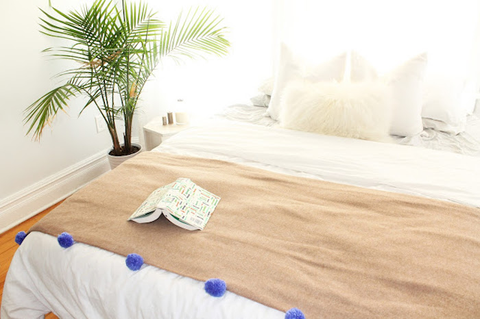 couverture de lit marron décorée de pompons violets, linge de lit blanc, idée de cadeau a faire soi meme pas cher