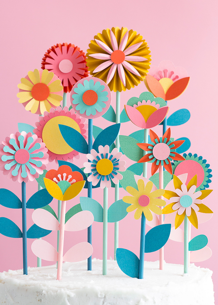 idée comment faire des fleurs en papier. tiges en pailles et fleurs en papier tons pastel, decoration gateau originale