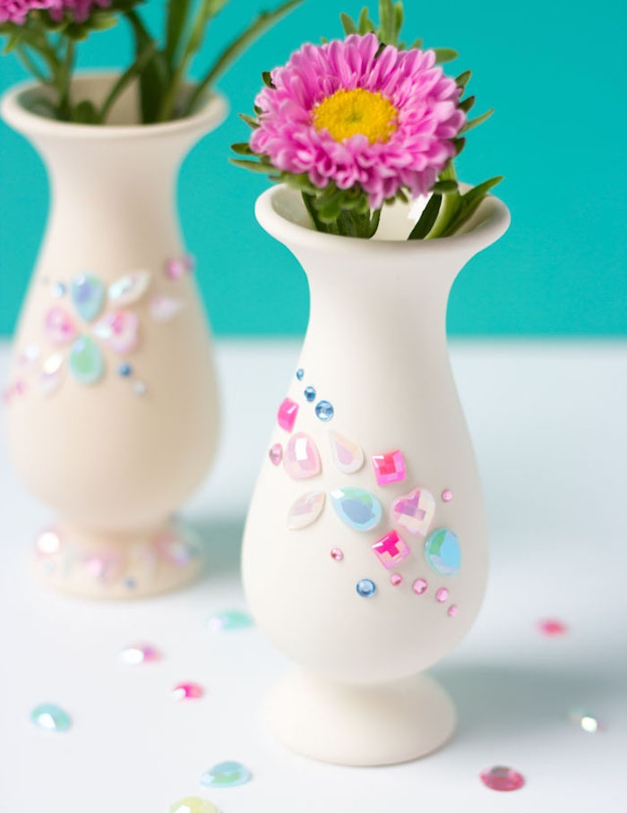 vase blanc simple customisé de pierres et perles colorées et brins de fleurs dedans, cadeau pour la fête des mères a fabriquer