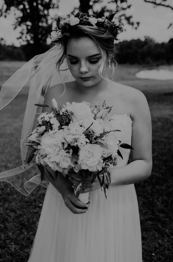 Adorable coiffure de mariée idée coiffure mariee romantique photo noir et blanc