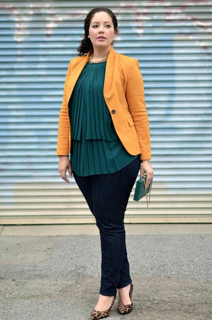 veste en orange et denim, avec blouse plissée pour couvrir le ventre, voici comment s'habiller quand on est ronde