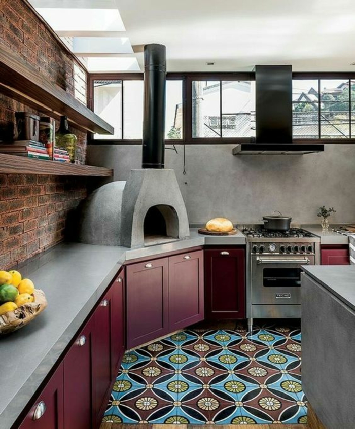 cuisine petit espace, avec carrelage en bleu et bordeaux, mur en briques marron, crédence en gris nuance fumée 