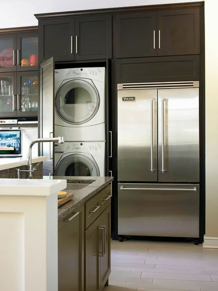 petite cuisine, aménagement cuisine intégrée, avec deux machines à laver, meubles de cuisine en marron clair 