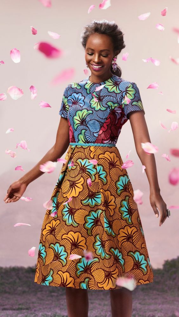 blouse africaine aux manches courtes et et jupe africaine évasée, look décontracté, humour et ambiance romantique