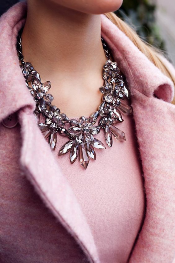 tenue chic détail choc, veste en laine en rose bonbon de type Chanel, collier en verre fumé massif, pour une soirée chic et choc