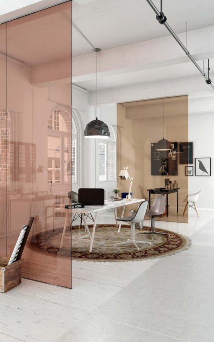 cloison separation semi-transparente en rose, surface lisse, en matière PVC, style d'aménagement industriel, tapis rond en marron et beige