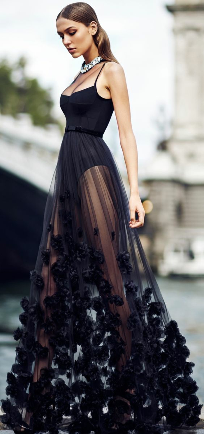 robe en noir, avec top sans manches de type body, décolleté échancré, jupe transparente en organza, idée tenue soirée chic détail choc