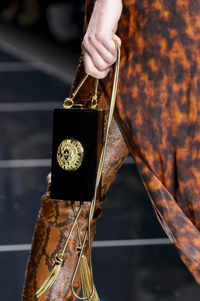 imprimés de léopard, tunique, modèle de Balmain, haut chic bas choc, sac pochette micro en noir, logo créateur, chaîne en couleur or