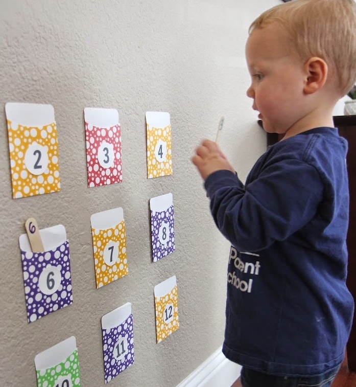 activité enfant 3 ans, des pochettes colorées et numérotés avec des batonnets a glace avec chiffres à ranger