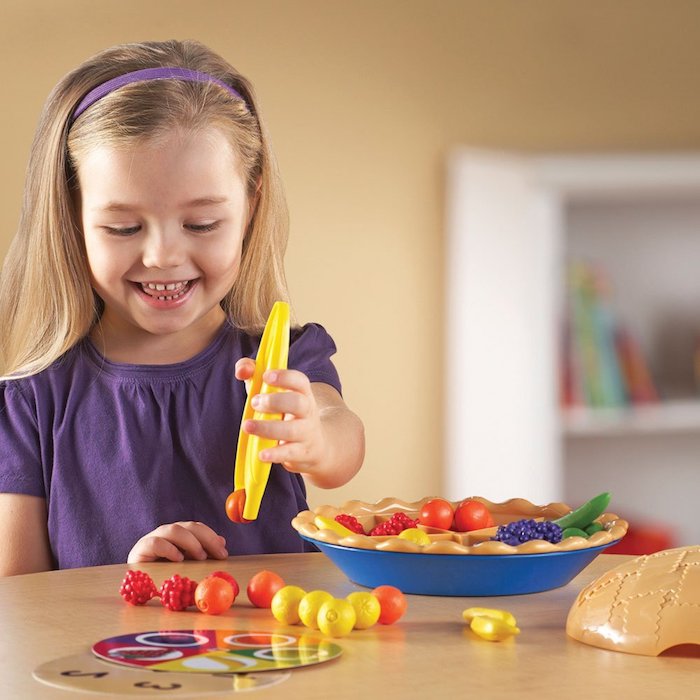 activité enfant 3 ans avec materiel montessori des fruits en plastique à ranger dans une assiette avec pate imitation, tarte aux fruits