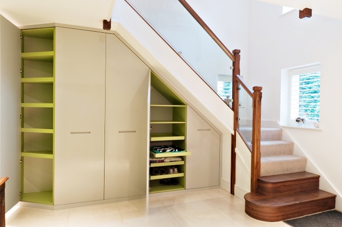garde-robe et étagère sous pente pour stockage de chaussures et veste sous l'escalier blanc et bois
