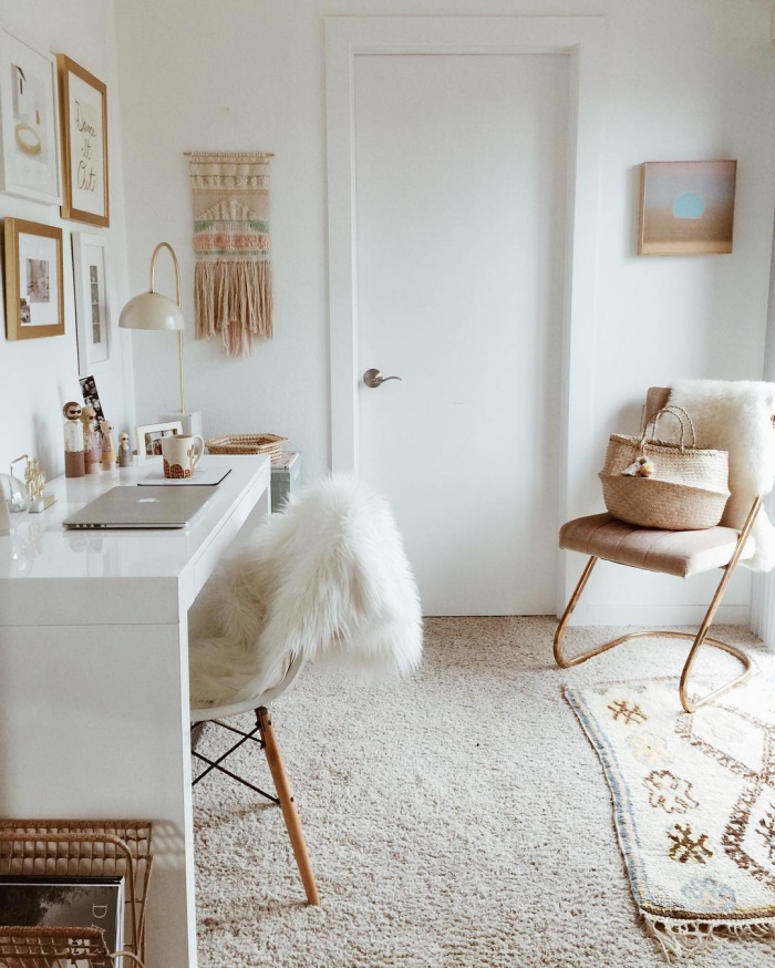 décoration de chambre ado en style bohème chic avec accessoires cocooning, aménagement bureau à domicile en blanc et or