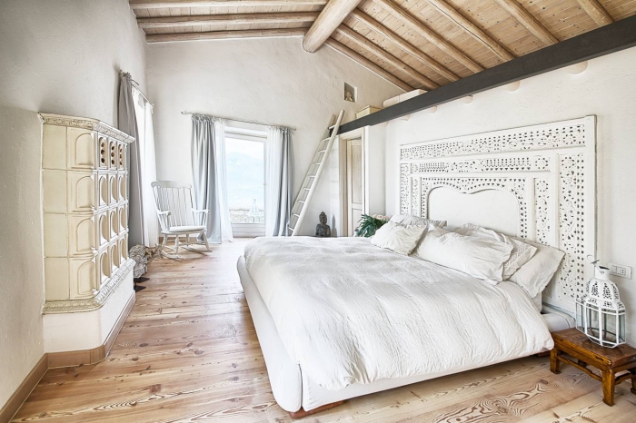 design intérieur en blanc et bois avec murs blancs et garde-robe en bois peint en couleur ecru, déco chambre à coucher en meubles beige