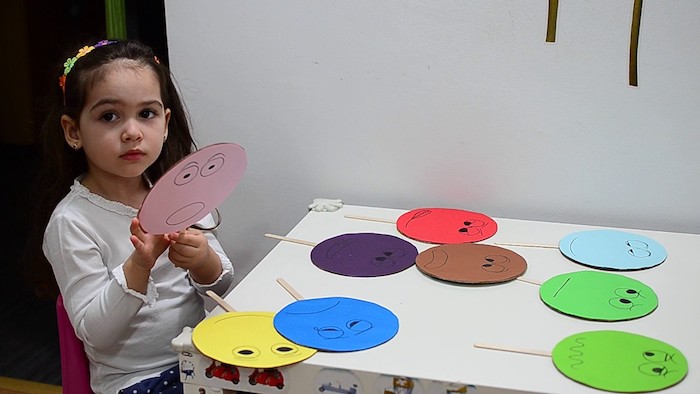 activité montessori pour apprendre les couleurs et distinguer les émotions humaines, bricolage facile enfant