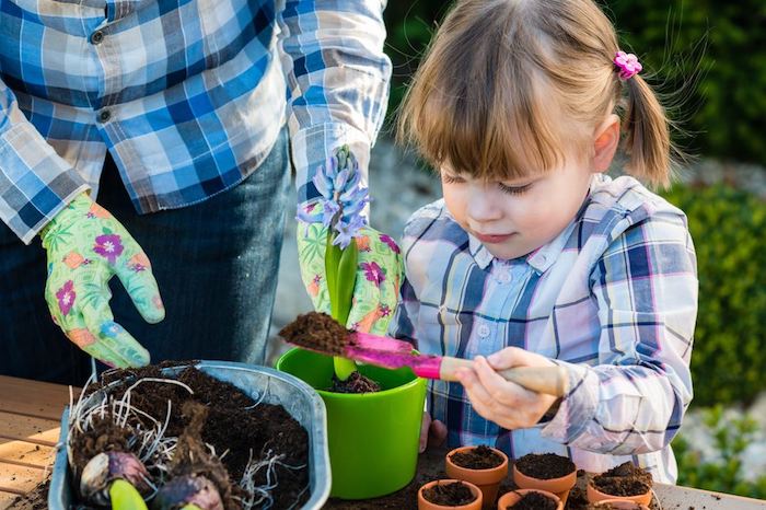 apprendre à planter des fleurs dans un pot de fleur, activités montessori jardinage en maternelle, bricolage original