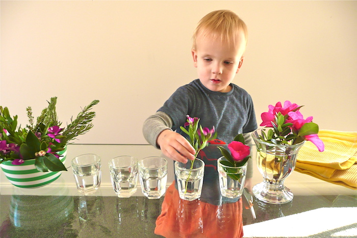 apprendre comment arranger des fleurs dans des verres, idée de pédagogie montessori en crèche, vie pratique