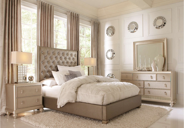 couleurs neutres dans la chambre adulte aux murs blancs de décoration métallique et argentée avec meubles moderne à design luxueux 