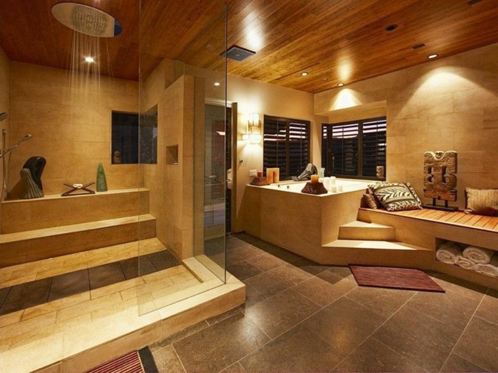 plafond en bois dans une salle de bain moderne, douche pluie, sol en pierre de travertin