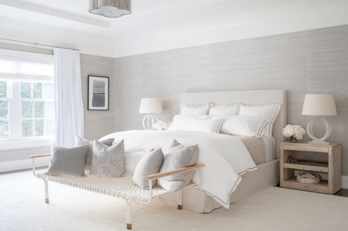 couleur pour chambre adulte, plafond blanc avec décoration en plâtre associé avec murs en revêtement de bois gris