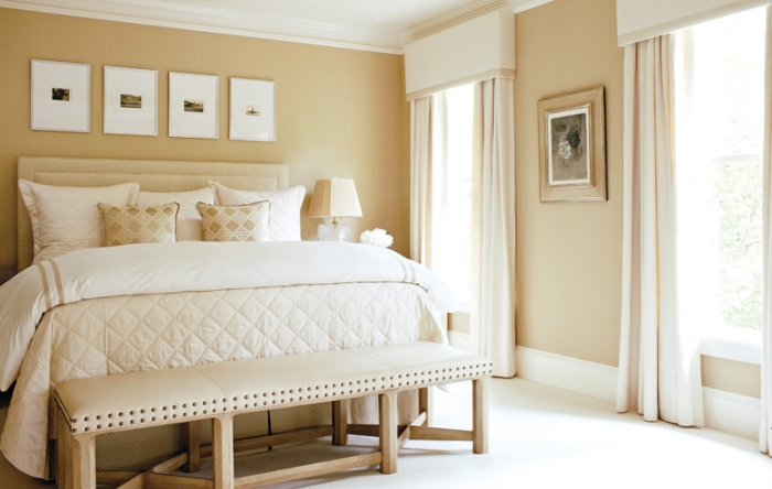 chambre complete adulte aux murs beige et plafond blanc avec grand lit kingsize et accessoires décoratifs en beige
