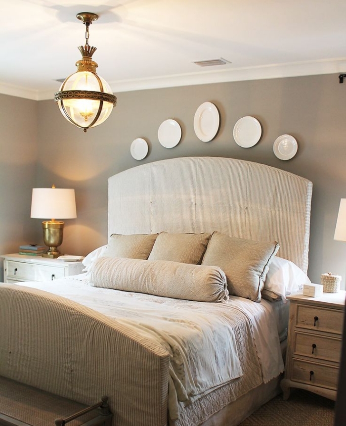 chambre complete adulte avec grand lit et meubles de bois clair, peinture murale de couleur taupe avec décoration blanche