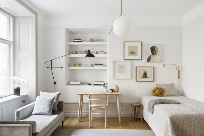 association couleur beige dans une chambre garçon aux murs blancs et meubles de bois avec coin de lecture sous fenêtre 