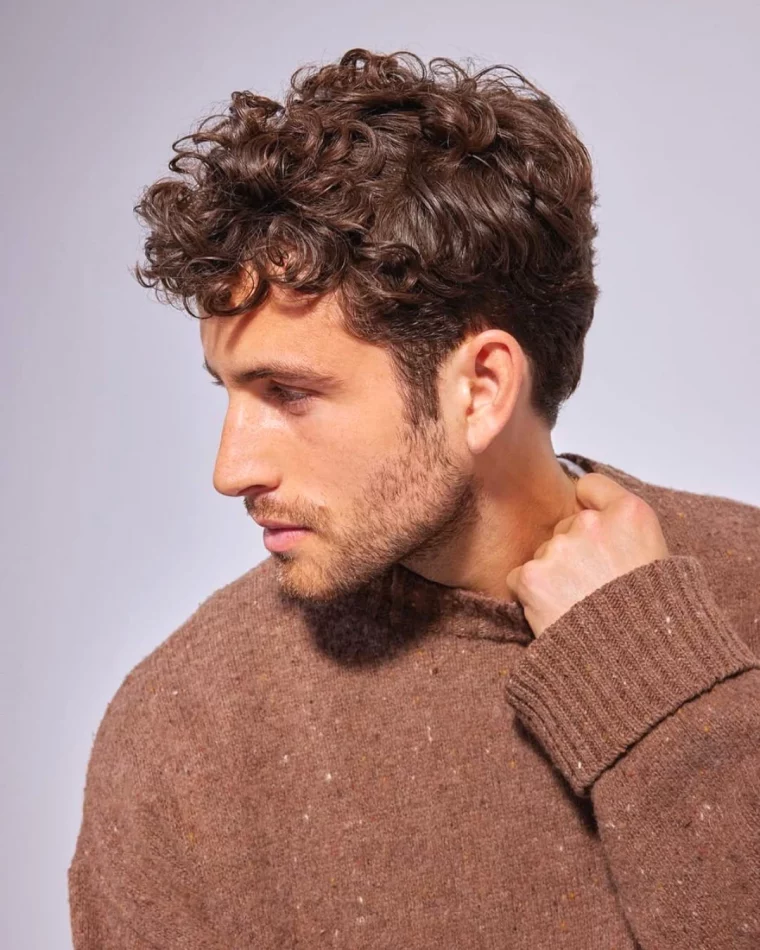 barbe courte tendance homme cheveux boucles