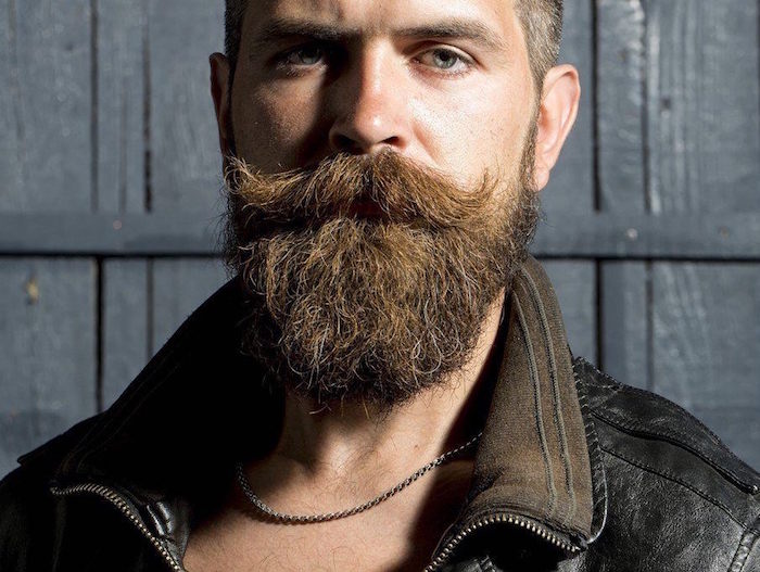 barbe entretien moustache homme en pointe hipster