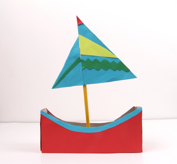 modèle de bateau en papier recyclé réalisé à partir d'une boîte de céréales