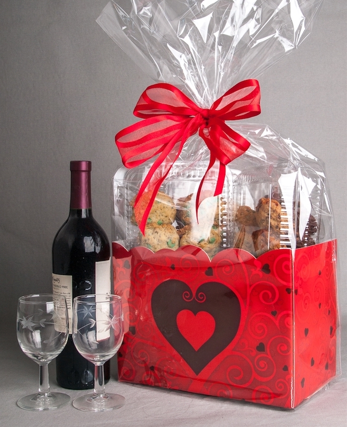 biscuits et bouteille de vin avec des verres, idée cadeau st valentin femme gourmand, quoi offrir a sa copine