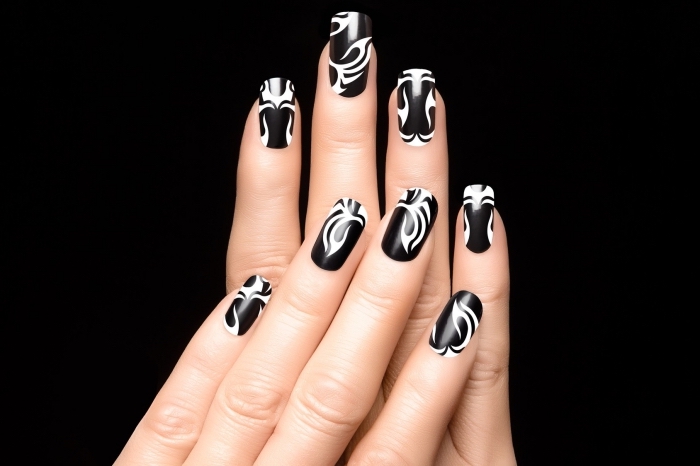 manucure à design abstrait de nuances blanc et noir, vernis à ongle gel noire avec lignes blanches