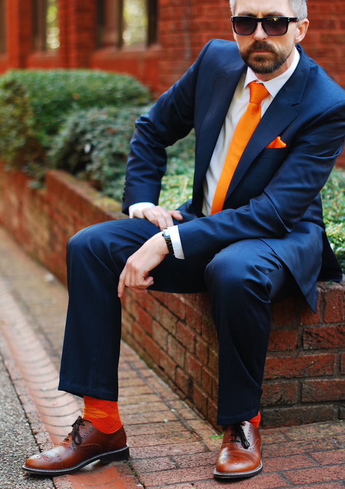 costard mariage bleu petrole roi cravate orange chaussettes oranges
