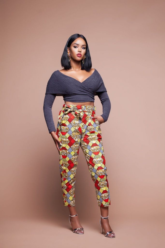 exemple de pantalon fluide de style africaine en tissu ethnique aux motifs géométriques, exemple tenue avec pantalon et crop top décolleté