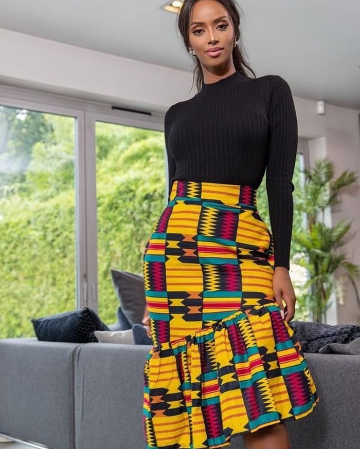 exemple de jupe longue de style africain, modèle vêtement en pagne wax de couleur jaune avec ornements rose et noir