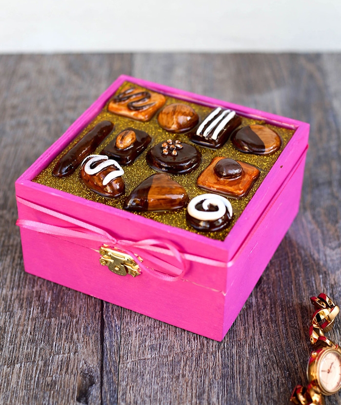 boite a bonbons en bois repeint en couleur fuchsia et bonbons dedans, idée cadeau copine gourmand et original