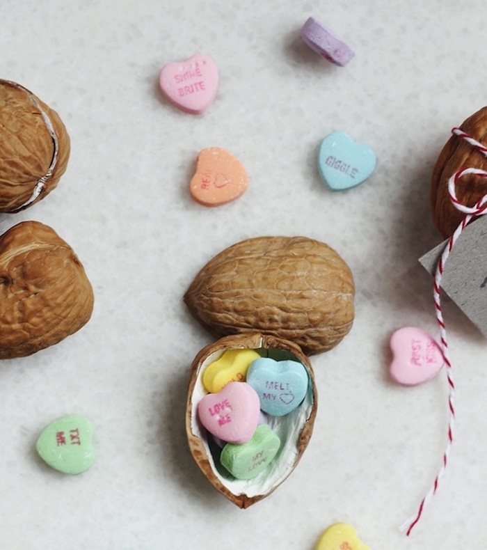 des coquilles de noix vidés et remplies de bonbons colorés en forme de coeur, idée cadeau copine saint valentin original