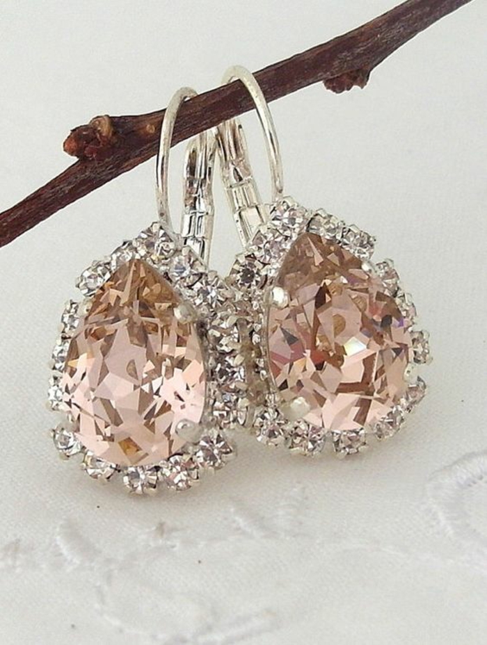 accessoires pour les oreilles avec des pierres roses et des zirconiums, thème chic et choc, style grande soirée