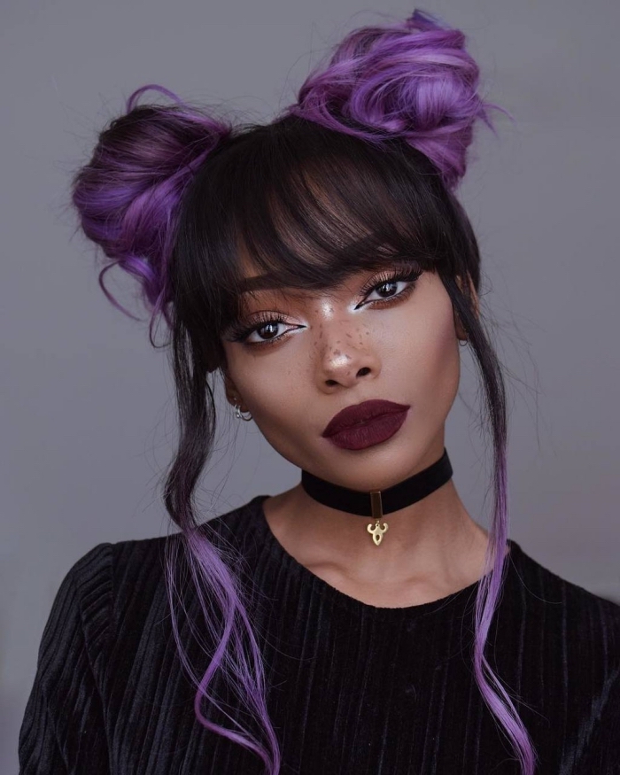 comment adopter la couleur prune cheveux longs, coiffure de cheveux attachés en buns avec frange noire et mèches violet pastel