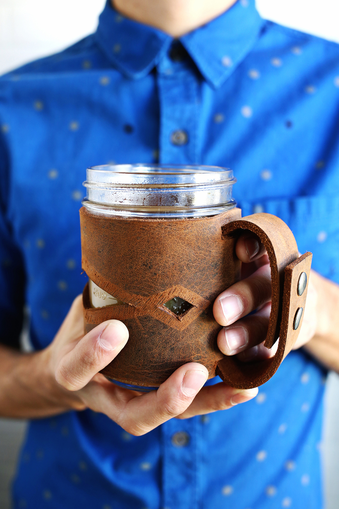 idée géniale de cadeau de saint valentin pour homme, un manchon de tasse à café en cuir au design masculin 
