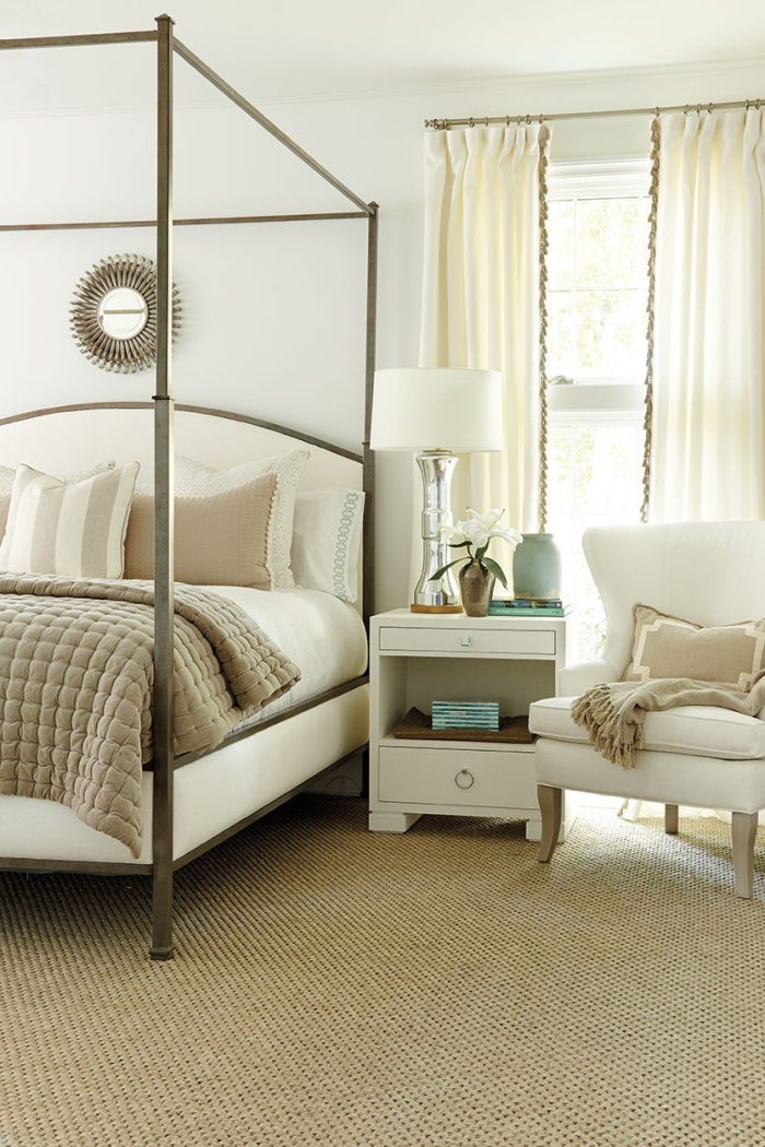 meuble chambre adulte avec grand lit encadré et fauteuil de cuir blanc, déco intérieur claire avec tapis beige