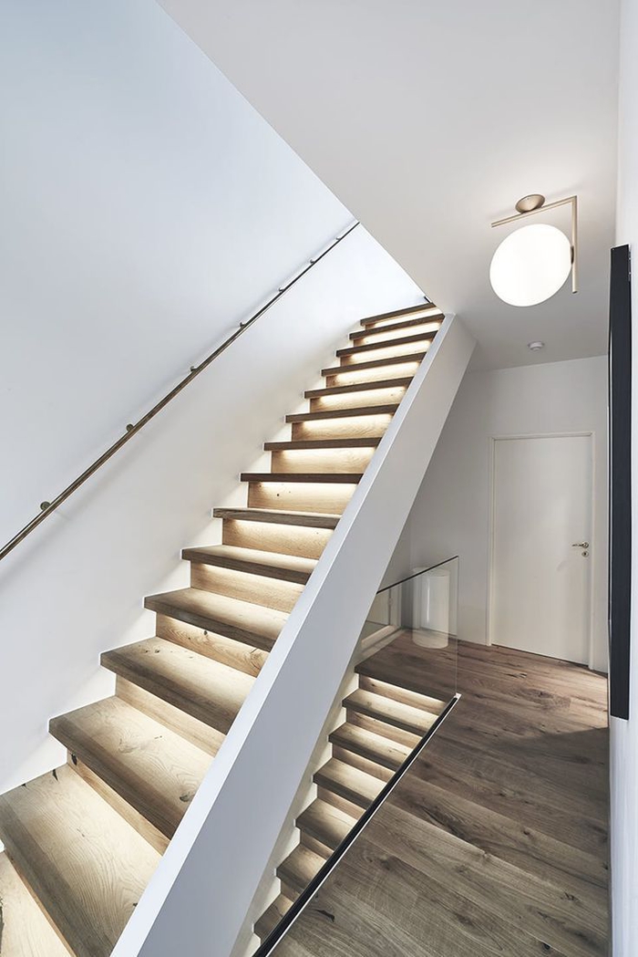 projet de renovation escalier bois au design simple et épuré avec lumières intégrées pour un joli effet sur le bois naturel
